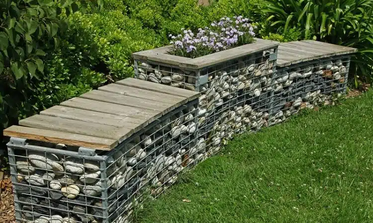 Choisir les meilleures pierres pour votre talus de jardin : conseils et astuces