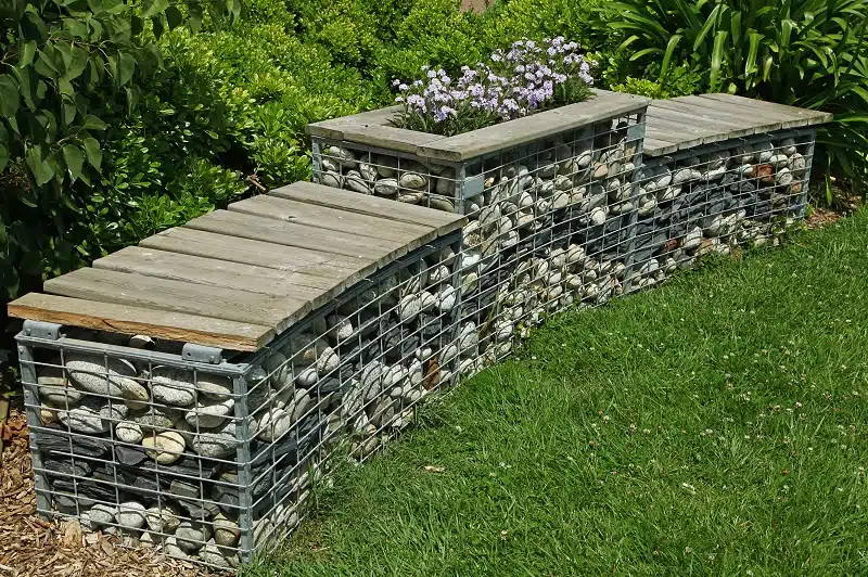 Choisir les meilleures pierres pour votre talus de jardin : conseils et astuces