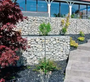 Conseils pour réussir l'aménagement d'un talus en pierres dans votre jardin