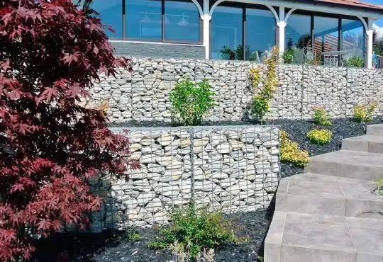 Conseils pour réussir l'aménagement d'un talus en pierres dans votre jardin