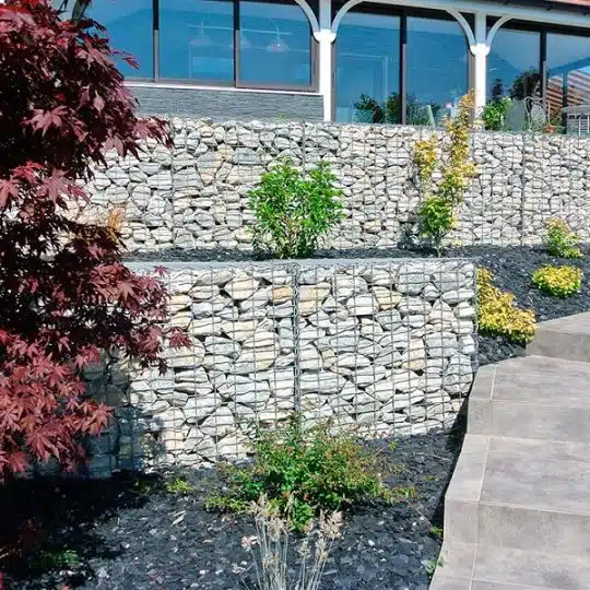 Conseils pour réussir l'aménagement d'un talus en pierres dans votre jardin