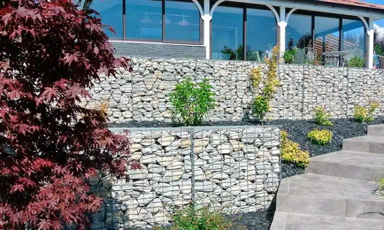 Conseils pour réussir l'aménagement d'un talus en pierres dans votre jardin