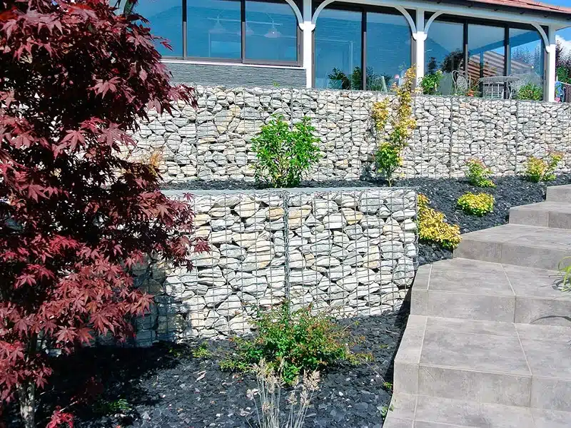 Conseils pour réussir l'aménagement d'un talus en pierres dans votre jardin