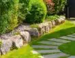 Design de jardin : intégrer un talus en pierre dans l'aménagement paysager
