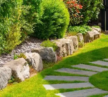 Design de jardin : intégrer un talus en pierre dans l'aménagement paysager