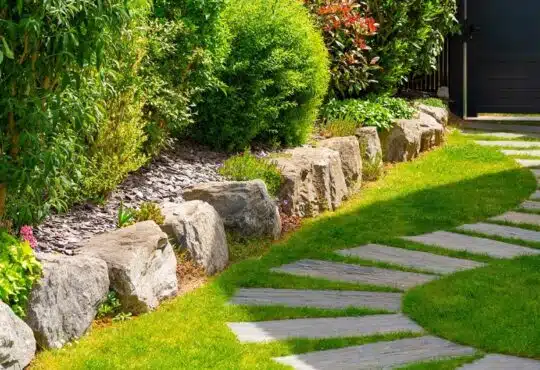 Design de jardin : intégrer un talus en pierre dans l'aménagement paysager