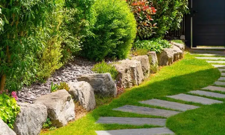 Design de jardin : intégrer un talus en pierre dans l'aménagement paysager