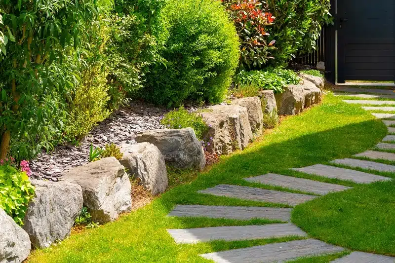 Design de jardin : intégrer un talus en pierre dans l'aménagement paysager