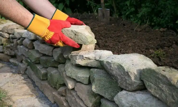 Entretien et durabilité : comment préserver votre talus en pierre au fil des saisons