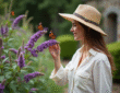 Femme dans un jardin avec fleurs et papillons violets
