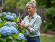 Femme jardinant avec des hortensias dans un jardin
