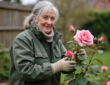 Femme taillant un rosier au printemps dans le jardin