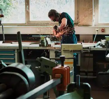 un homme dans son atelier de bricolage