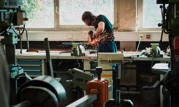 un homme dans son atelier de bricolage