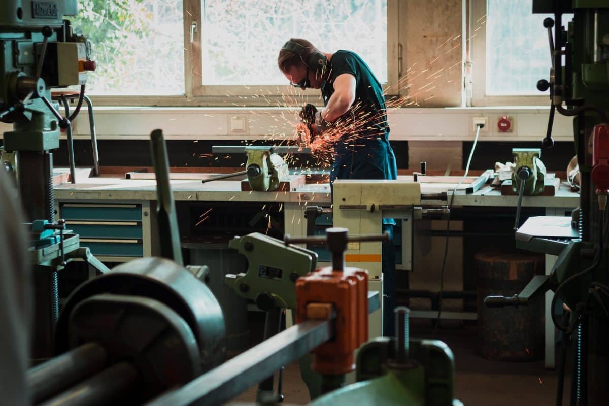 un homme dans son atelier de bricolage